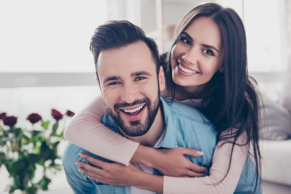 Casal Feliz depois da Terapia de Casal com Psicólogo Henrique Oliveira