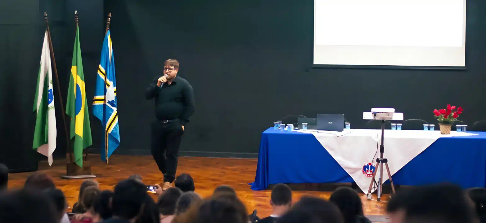Dr. Henrique Oliveira, psicólogo em Londrina, palestrando sobre psicoterapia e saúde emocional