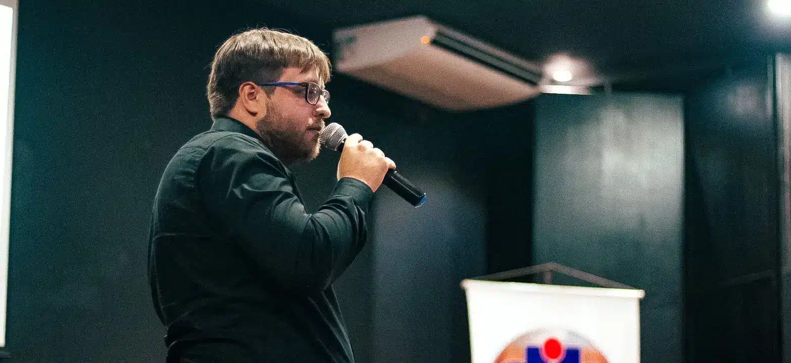 Psicólogo em Londrina Dr. Henrique Oliveira durante palestra sobre prevenção ao suicídio e resiliência emocional