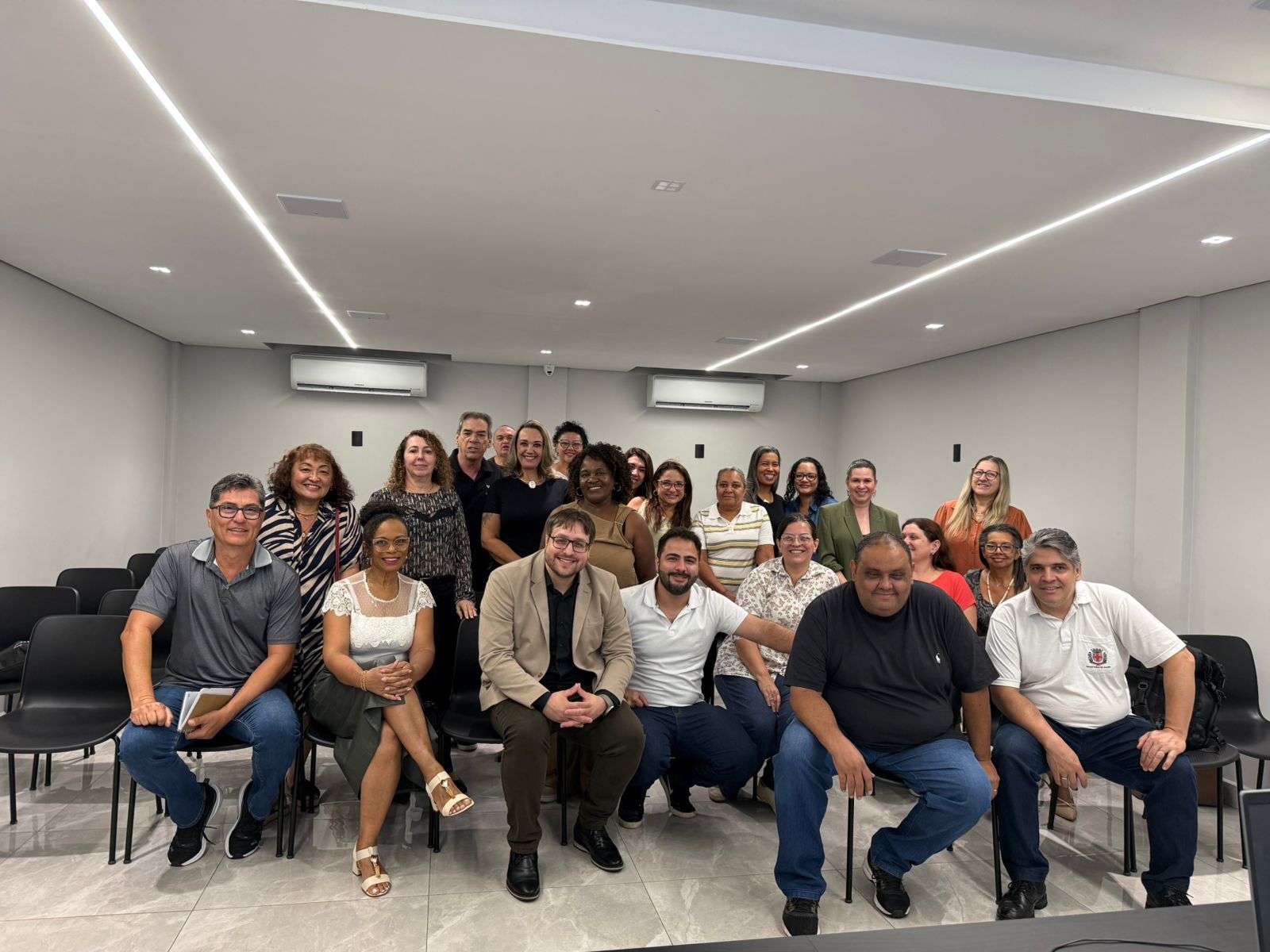 Psicólogo Henrique Oliveira realizando palestra