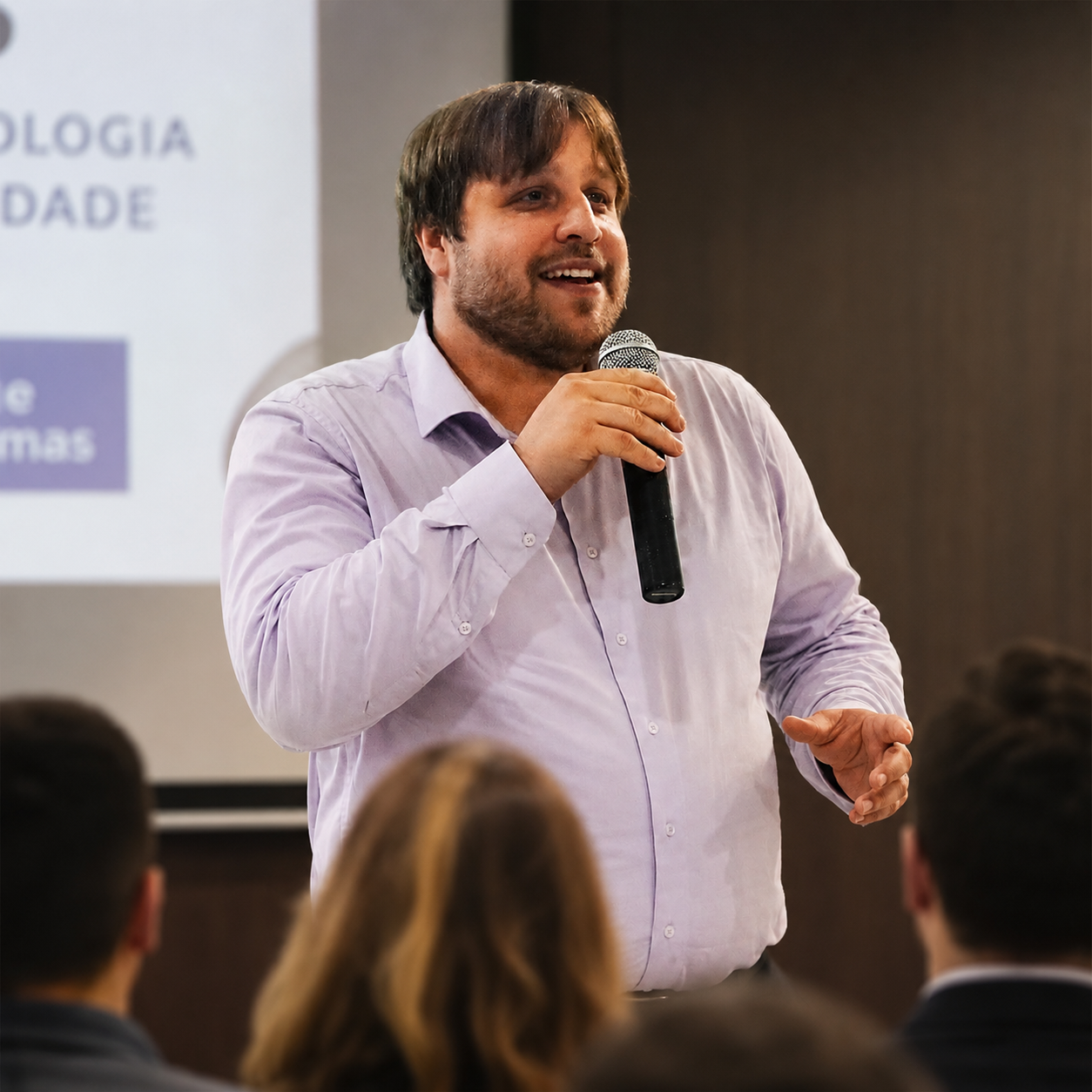 Psicólogo Henrique Oliveira em palestra sobre Psicologia e saúde mental em Londrina