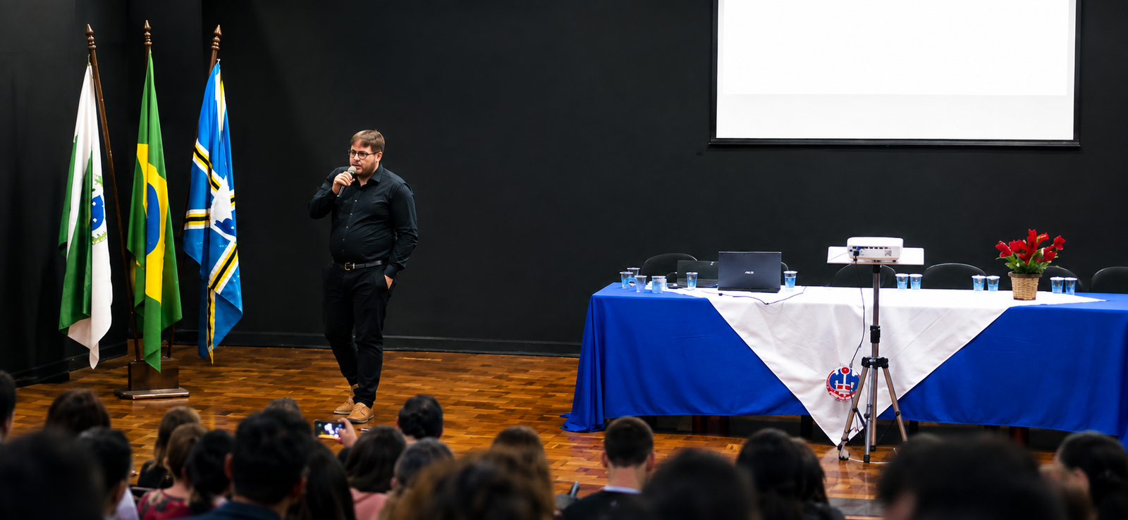Henrique Oliveira em palestra para público sobre saúde mental